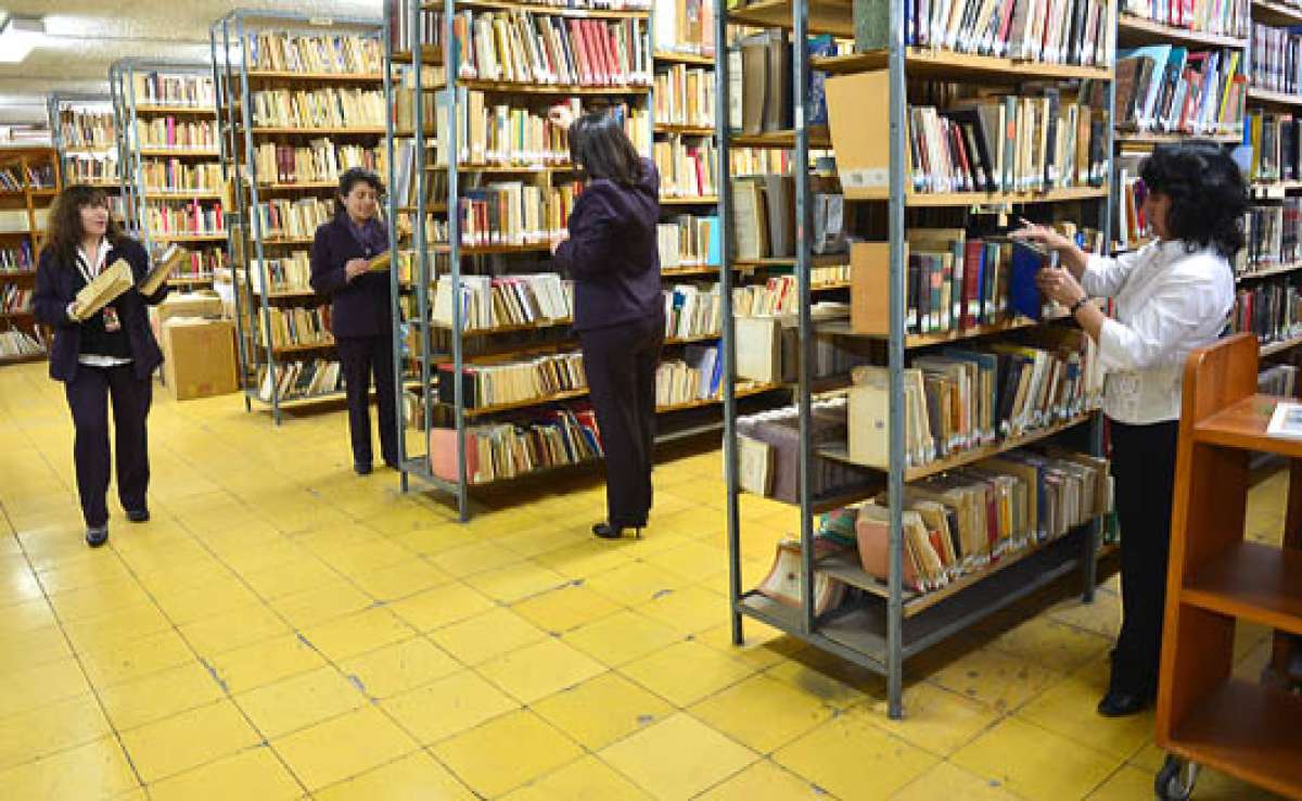 En la Biblioteca Municipal reposan libros de grandes autores como del colombiano Gabriel Garc&iacute;a M&aacute;rquez o de  Eduardo Galeano, pero tambi&eacute;n hay obras nacionales e incluso  figura un viejo peri&oacute;dico de El Tel&eacute;grafo. Fotos: Jos&eacute; Luis LLivisaca