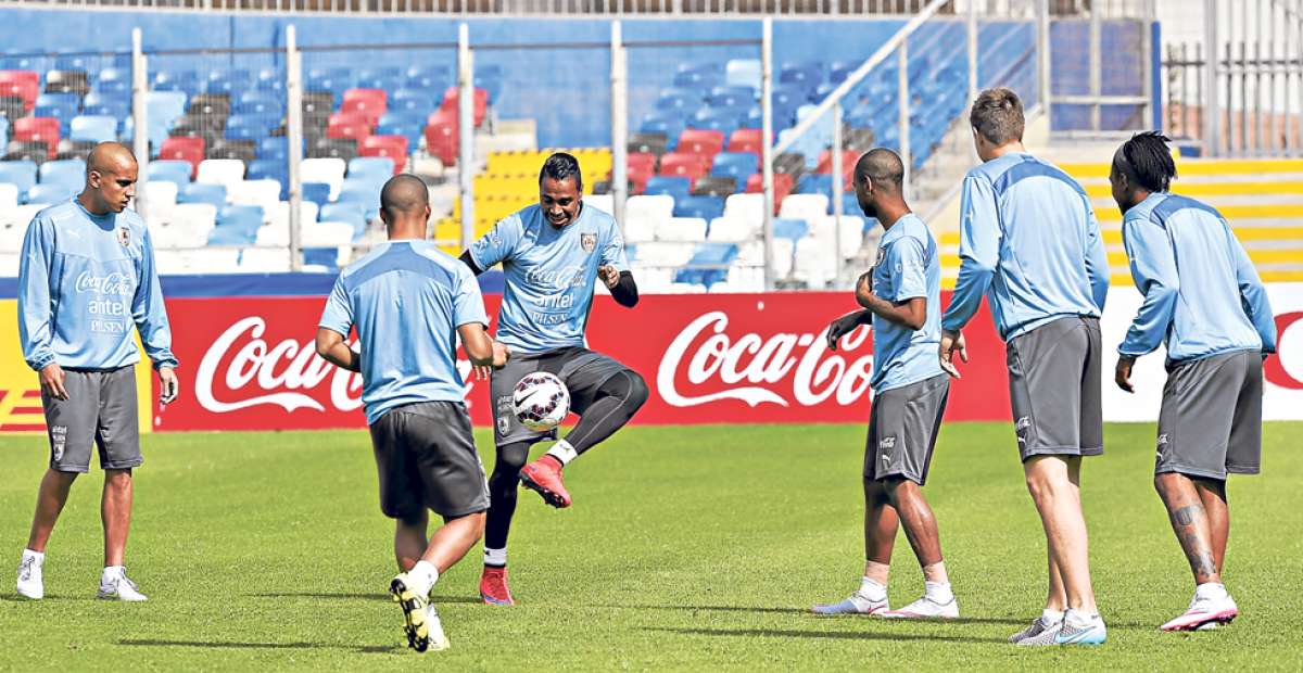 Uruguay reconoci&oacute; ayer la cancha del estadio Regional Calvo Bascu&ntilde;&aacute;n, en Antofagasta. Foto: AFP