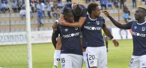 Jugadores de Cat&oacute;lica festejan el gol de John Jairo Cifuente.