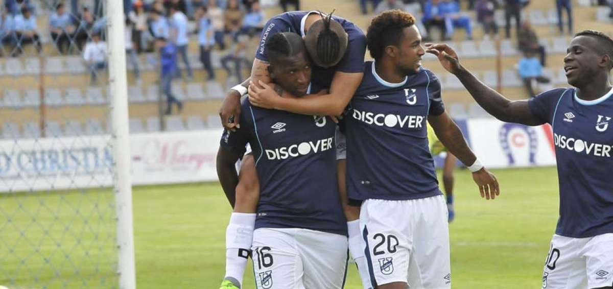 Jugadores de Cat&oacute;lica festejan el gol de John Jairo Cifuente.