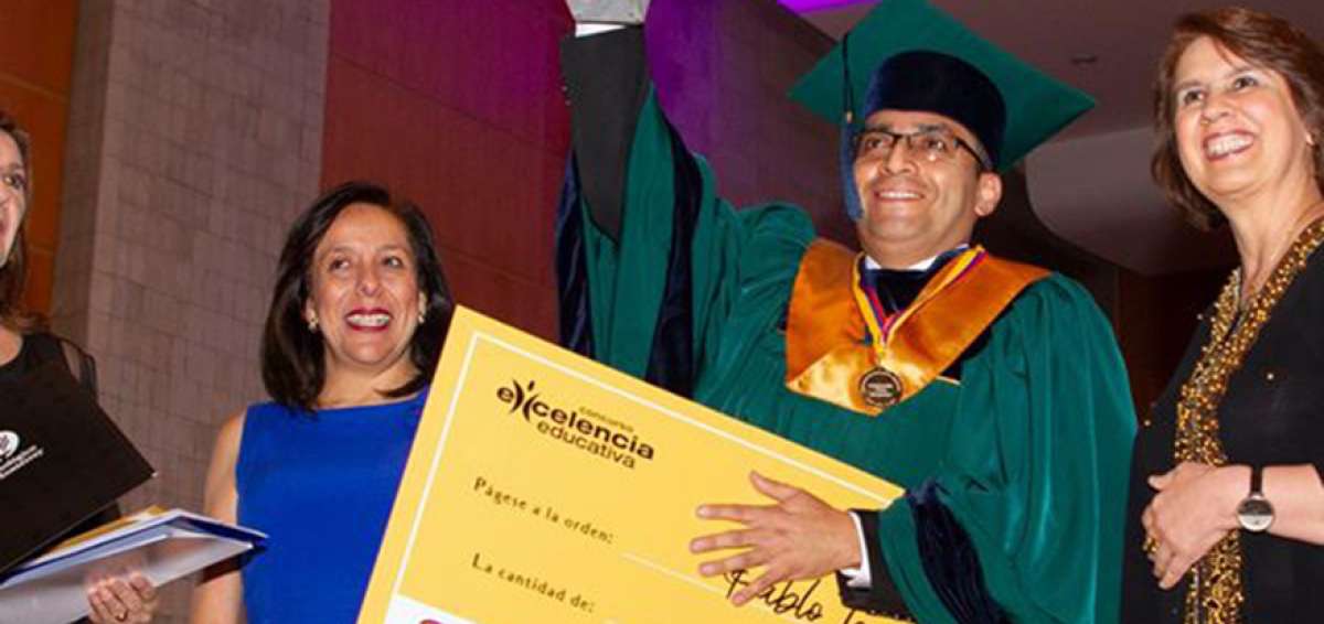 El profesor cuencano Pablo Tenesaca (c) festej&oacute; el triunfo junto a su coterr&aacute;nea Rosal&iacute;a Arteaga (d), presidenta ejecutiva de Fidal.