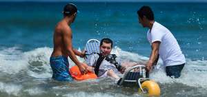 Ba&ntilde;istas con capacidades especiales y adultos mayores pueden disfrutar del mar sobre sillas anfibias que fueron donadas a la ciudad.
