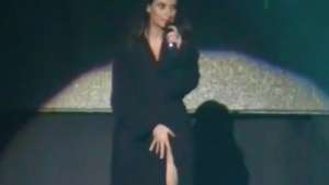 Laura Pausini le mostr&oacute; al mundo que la tiene como todas (VIDEO)