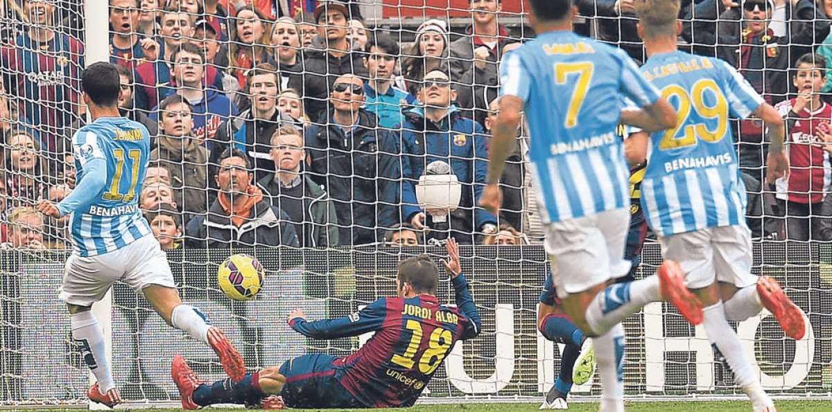 El delantero Juanmi (izq.), del M&aacute;laga, anota el &uacute;nico tanto del partido luego de un error de Dani Alves. Foto: AFP