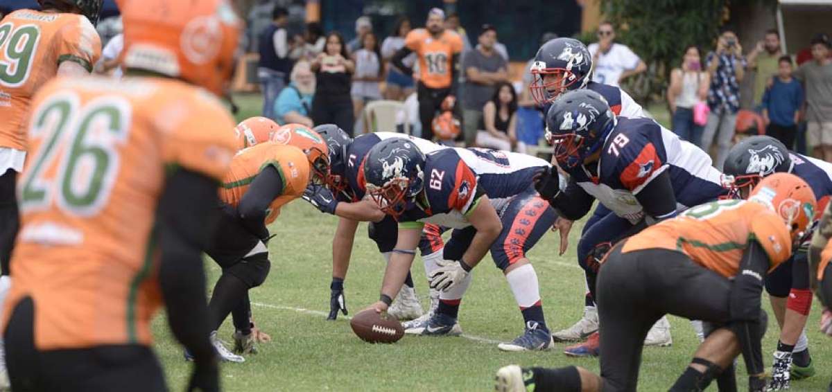 El equipo Lobos, de Quito (azul, blanco y rojo), derrot&oacute; a Caimanes en el Club de la Armada de Guayaquil, donde se disput&oacute; la final del torneo.