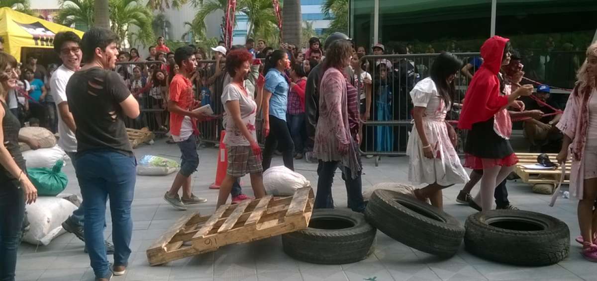 Decenas de simpatizantes de la pel&iacute;cula &ldquo;El regreso de los muertos vivientes&rdquo;  observaron el recorrido.   