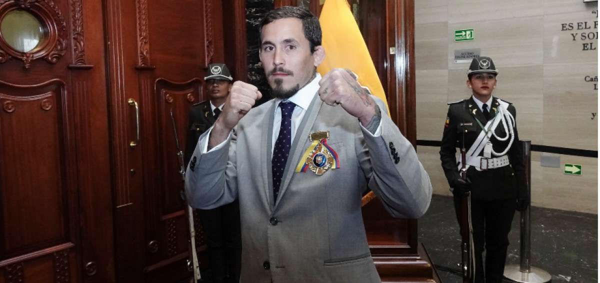 &lsquo;Chito&rsquo; Vera recibe condecoraci&oacute;n en la Asamblea Nacional