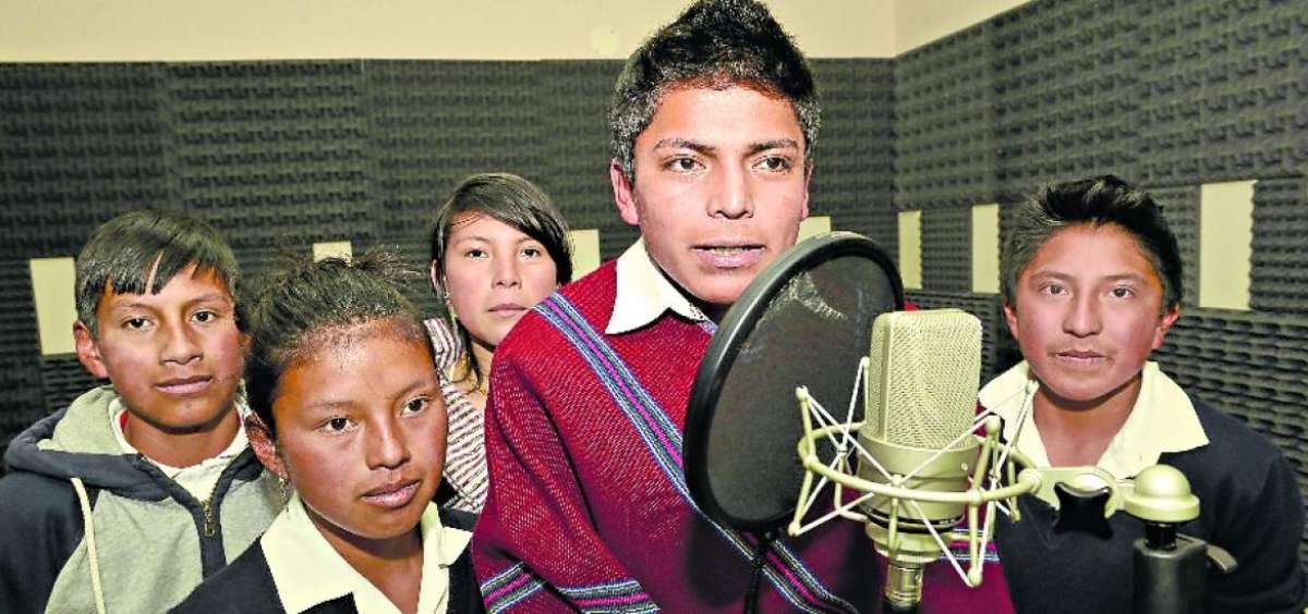 Los estudiantes de clubes de periodismo de Ambato y otras ciudades han participado en varias de las producciones c&iacute;vicas de la emisora Identidad. 