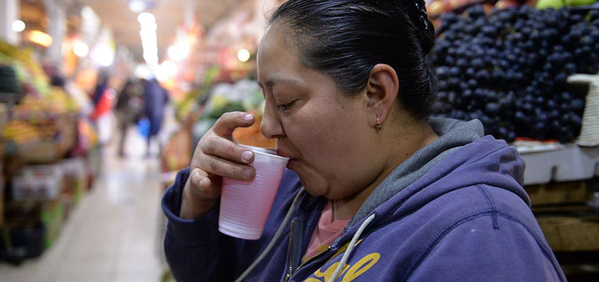 Para muchos es saludable beber una horchata preparada con plantas medicinales de diferentes partes de la provincia del Azuay, las cuales son vendidas en los mercados de Cuenca.
