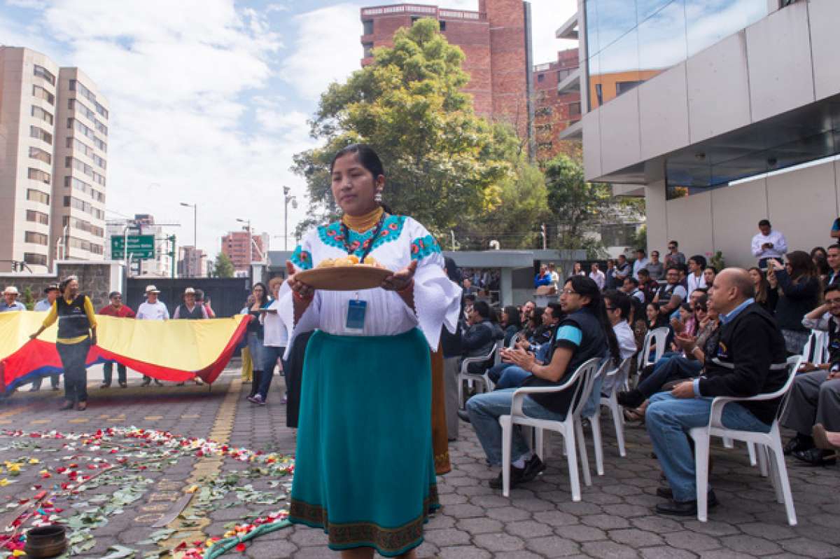 Con un ritual simb&oacute;lico que destac&oacute; la interculturalidad de Ecuador se inaugur&oacute; ayer la semana de la democracia en el Consejo Nacional Electoral (CNE). FOTO: DANIEL MOLINEROS / EL TEL&Eacute;GRAFO