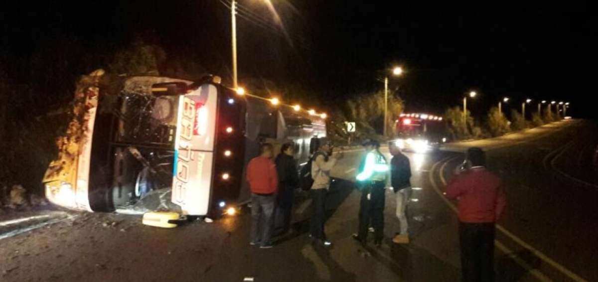 Un muerto dej&oacute; vuelco de bus en Papallacta
