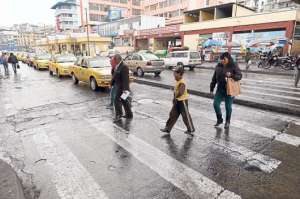 las lluvias continuas en Ambato causan congesti&oacute;n de tr&aacute;nsito en las principales avenidas y el riesgo de accidentes o atropellamientos aumenta en diversos sectores. Foto: Roberto Ch&aacute;vez│El Tel&eacute;grafo