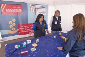 Personal del Ministerio de Salud explica a los pacientes sobre las ventajas de incluir medicina gen&eacute;rica en sus tratamientos. Foto: Daniel Molineros / EL TEL&Eacute;GRAFO 