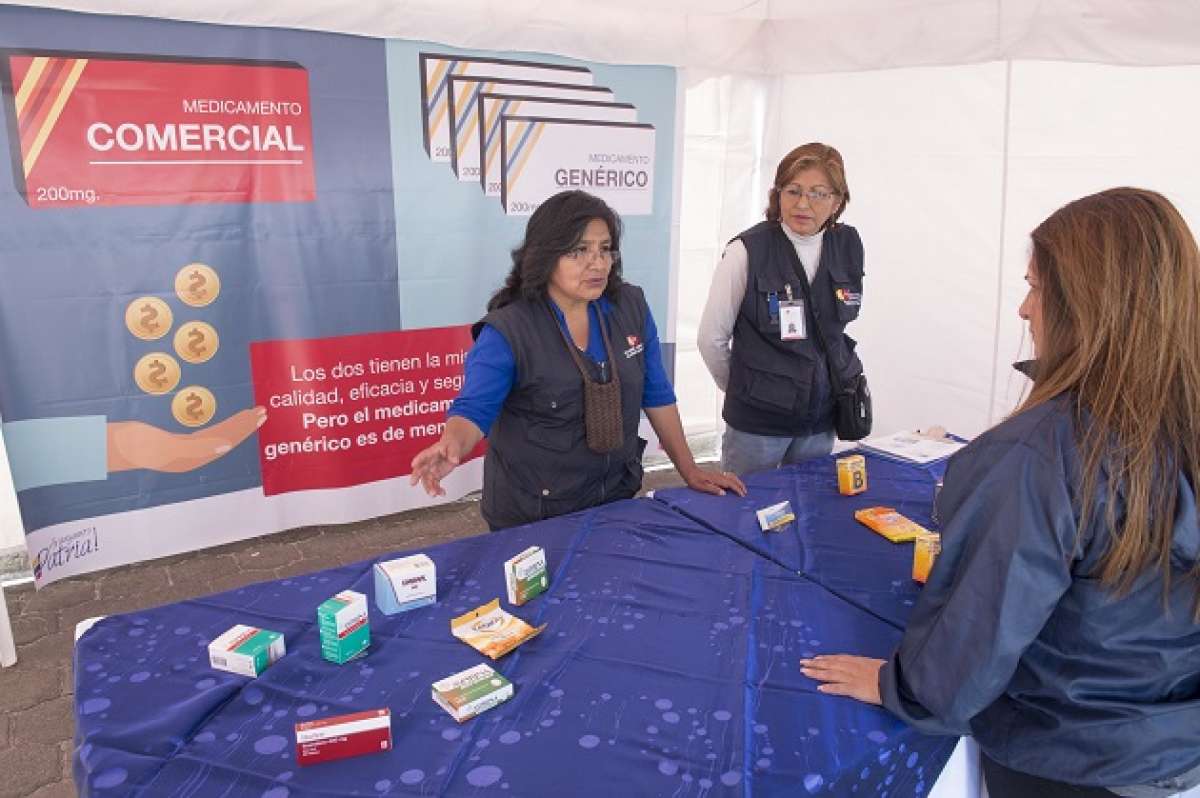Personal del Ministerio de Salud explica a los pacientes sobre las ventajas de incluir medicina gen&eacute;rica en sus tratamientos. Foto: Daniel Molineros / EL TEL&Eacute;GRAFO 