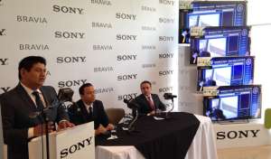 El gerente General de Sony Ecuador, Jaime Mantilla (i) inici&oacute; la presentaci&oacute;n y anunci&oacute; en las instalaciones de ensamblaje de la empresa nipona. Foto: H&eacute;ctor Marcillo / El Tel&eacute;grafo