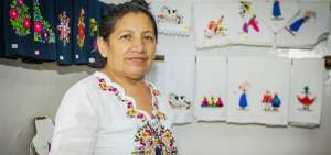 Las mujeres que ah&iacute; laboran aseguran que los bordados tienen un origen precolombino. Se confeccionaban con lana de alpaca o llama. En esta localidad se ofertan manteles, tapetes, toallas, blusas, vestidos, camisas y otros art&iacute;culos. 
