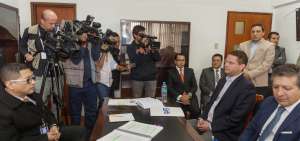 El alcalde de Quito, Mauricio Rodas, acudi&oacute; ayer a rendir su versi&oacute;n libre y voluntaria ante el fiscal provincial de Pichincha, Fabi&aacute;n Salazar, dentro del caso que por asociaci&oacute;n il&iacute;cita se investiga al interior del Cabildo capitalino.