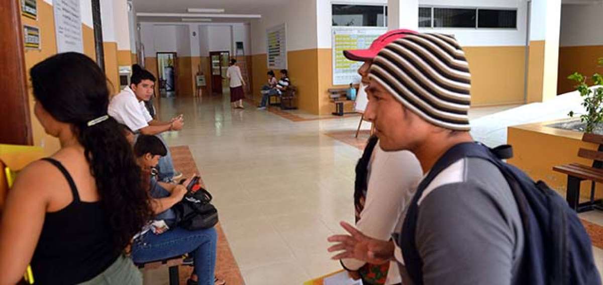 Los estudiantes de la Universidad Eloy Alfaro de Manta dar&aacute;n ayuda a los ciudadanos que se benefician con los programas del MIES. Rodolfo P&aacute;rraga / El Tel&eacute;grafo