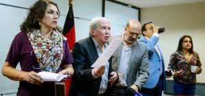 Los concejales de AP, Susana Casta&ntilde;eda (izq.)Jorge Alb&aacute;n, Carlos P&aacute;ez y Mario Guayasam&iacute;n pidieron ayer al burgomaestre capitalino d&eacute; un paso al costado.