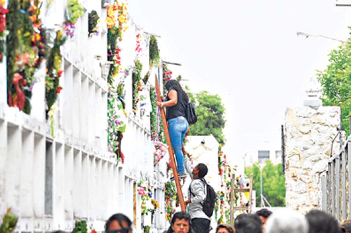 Las esculturas son unos de los atractivos del Cementerio Patrimonial, que es el m&aacute;s antiguo de la ciudad. Eduardo Escobar / El Tel&eacute;grafo
