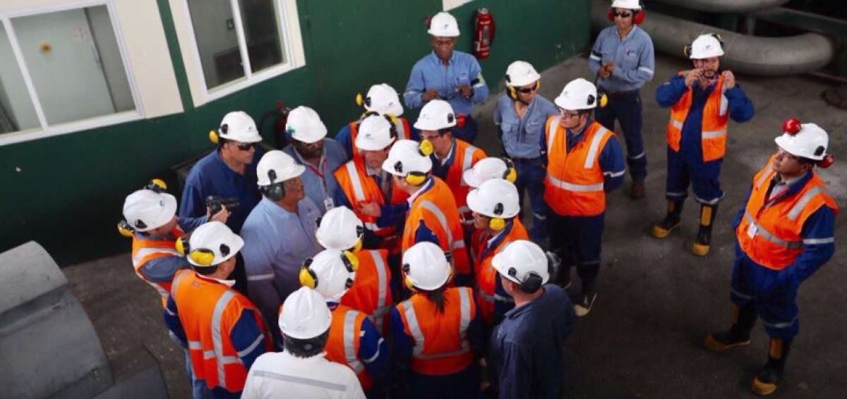 T&eacute;cnicos explican a delegaci&oacute;n de la Asamblea la situaci&oacute;n de tanques de almacenamiento de combustibles.