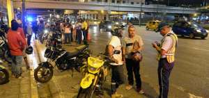 Los controles a los motociclistas contin&uacute;an en Guayaquil. La medida restrictiva disminuy&oacute; los actos delictivos, seg&uacute;n las autoridades.