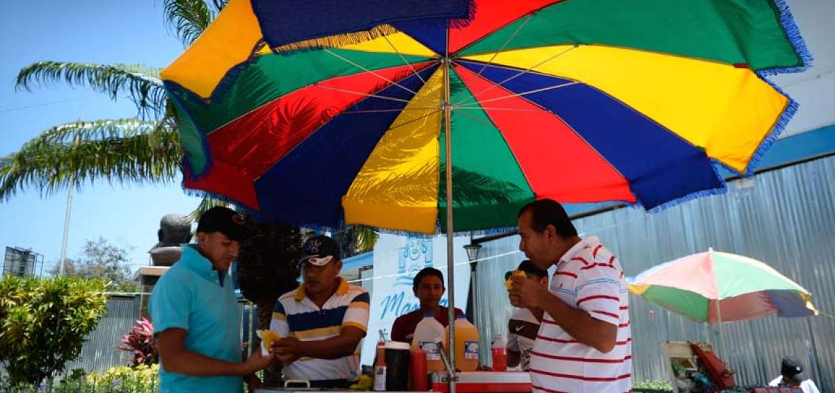 Luis Salazar (segundo desde la izquierda) es abogado, de profesi&oacute;n. Por las ma&ntilde;anas vende 300 pasteles.