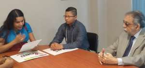 La directora de Silueta X, Diane Rodr&iacute;guez, present&oacute; algunos planteamientos al presidente de la Corte Constitucional, Alfredo Ruiz (d).