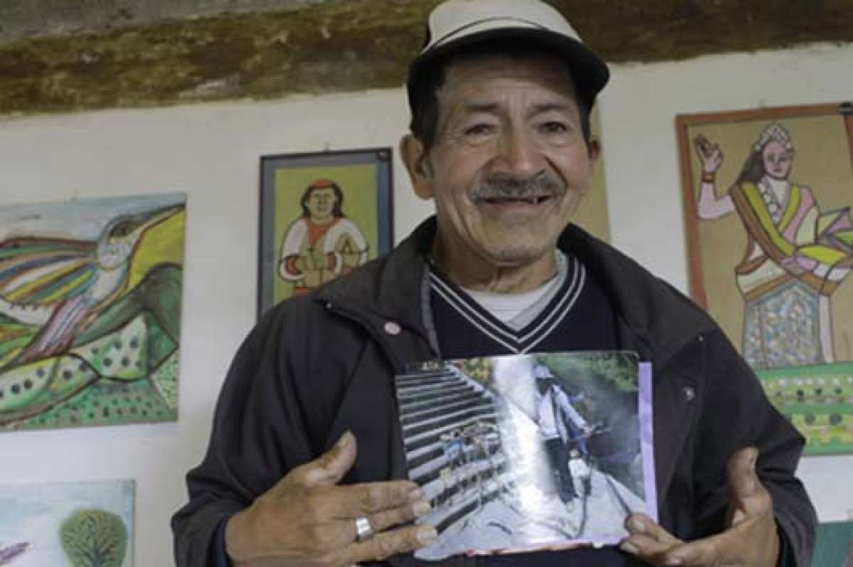 Don Servilio Sarango es un pintor lojano que lleg&oacute; de casualidad a Cuenca, sin saber que ah&iacute; se desarrolla la Bienal. Por primera vez expone sus cuadros en una pared de la antibienal. Foto: Cortes&iacute;a Santiago Carri&oacute;n