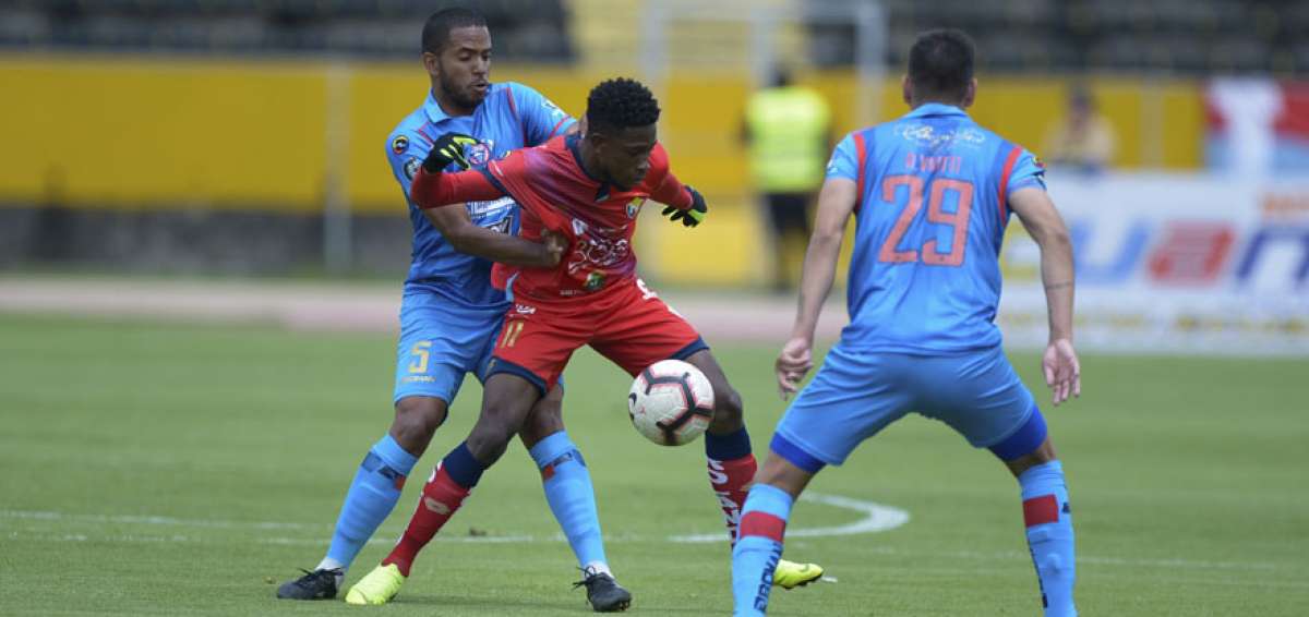 El volante de El Nacional, Jonathan Borja (c), trata de escapar de la marca del jugador del Olmedo, Dennis Qui&ntilde;&oacute;nez, ante la presencia de &Aacute;ngel Viotti, durante el partido disputado ayer en el estadio Ol&iacute;mpico Atahualpa.