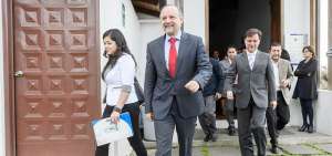 El titular del IESS, Richard Espinosa (cen.) a su salida de la SCPM. A la derecha el superintendente Pedro P&aacute;ez, quien dijo que la investigaci&oacute;n tomar&aacute; meses.