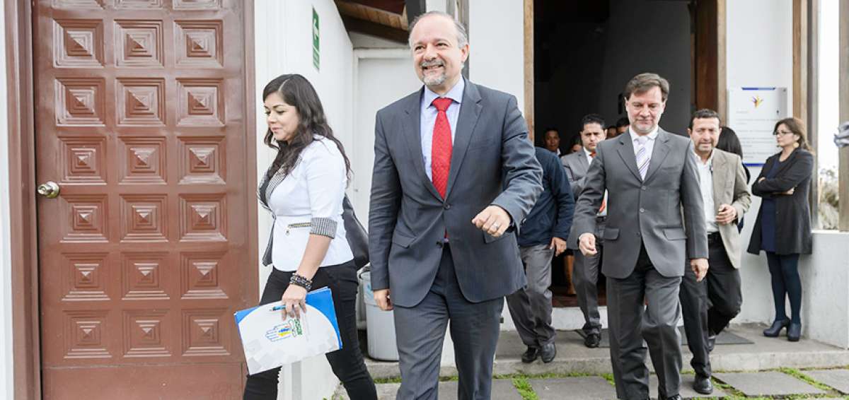 El titular del IESS, Richard Espinosa (cen.) a su salida de la SCPM. A la derecha el superintendente Pedro P&aacute;ez, quien dijo que la investigaci&oacute;n tomar&aacute; meses.