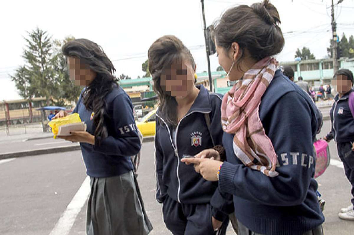 A partir de mayo los estudiantes podr&aacute;n conectarse, desde sus celulares, a la red Wi-Fi que estar&aacute; habilitada en las unidades educativas. Foto: Pilar Vera