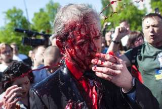 Momentos en que Sergei Andreyev, embajador de Rusia en Polonia, fuera rociado de pintura roja