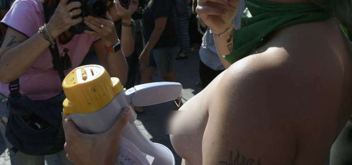 Mujeres argentinas hicieron un 'tetazo' a favor del 'topless'