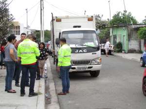 El cami&oacute;n qued&oacute; en una calle del suburbio de Guayaquil. La Polic&iacute;a recogi&oacute; evidencias en el lugar.