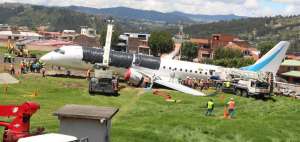Los trabajos para retirar el avi&oacute;n de Tame iniciaron ayer. Gr&uacute;as y camiones realizan esta tarea.
