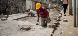 Cuadrillas de obreros venezolanos trabajaban este viernes 16 de noviembre en la colocaci&oacute;n de adoquines en la sexta transversal del sector quite&ntilde;o La Comuna.
