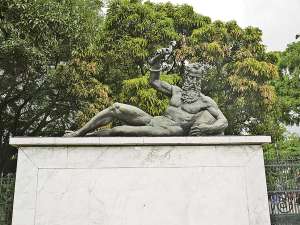 Esta estatua de Neptuno, ubicada en el parque Centenario, es parte de la iconograf&iacute;a de la urbe porte&ntilde;a.