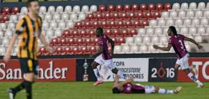 Jos&eacute; Angulo (centro) y Arturo Mina (der.) actuar&iacute;an como titulares ma&ntilde;ana, tal como lo hicieron el jueves pasado en el choque de repechaje ante Guaran&iacute;.