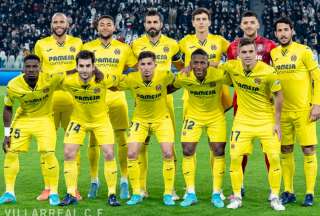 Pervis Estupiñán (12) posa con sus compañeros en el estadio de Turín