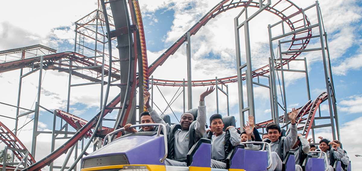 J&oacute;venes con diversas discapacidades disfrutaron de juegos como la monta&ntilde;a rusa, carros chocones y el carrusel.