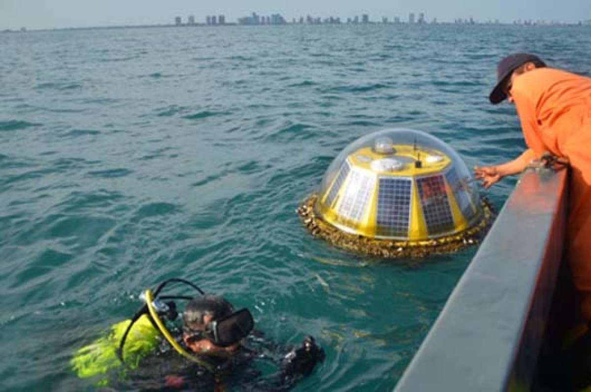 Durante seis d&iacute;as los t&eacute;cnicos del Instituto Oceanogr&aacute;fico de la Armada cumplieron con el cuidado de los aparatos. Foto: Cortes&iacute;a