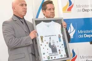 Jos&eacute; Rodr&iacute;guez (d), sobrino nieto de Jarr&iacute;n, entreg&oacute; una camiseta con el rostro del exatleta al viceministro del Deporte, Jos&eacute; Moncayo. Foto: Santiago Aguirre |  El Tel&eacute;grafo