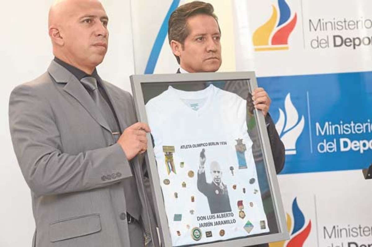 Jos&eacute; Rodr&iacute;guez (d), sobrino nieto de Jarr&iacute;n, entreg&oacute; una camiseta con el rostro del exatleta al viceministro del Deporte, Jos&eacute; Moncayo. Foto: Santiago Aguirre |  El Tel&eacute;grafo