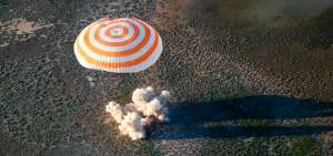Los dos hombres, a bordo de un m&oacute;dulo de la nave Soyuz, cuyo descenso fue frenado por un gran paraca&iacute;das, aterrizaron en las amplias estepas de Kazajist&aacute;n.