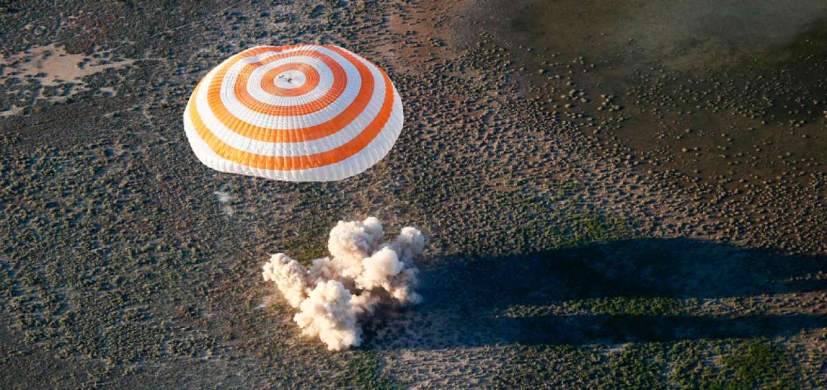 Los dos hombres, a bordo de un m&oacute;dulo de la nave Soyuz, cuyo descenso fue frenado por un gran paraca&iacute;das, aterrizaron en las amplias estepas de Kazajist&aacute;n.
