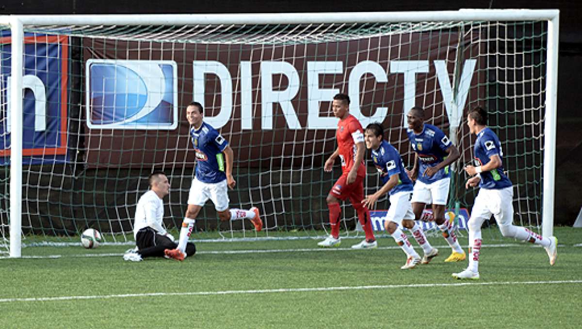 El mediocampista del Cuenca, Christian O&ntilde;a (i), corre a festejar el segundo tanto &lsquo;colorado&rsquo;, 4 minutos antes de que finalice el primer tiempo del partido. Foto: Miguel Castro/El Tel&eacute;grafo