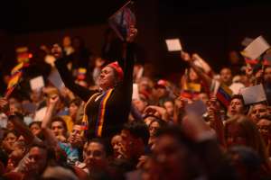 La Embajada de la Rep&uacute;blica Bolivariana de Venezuela en Ecuador lider&oacute; este evento que inici&oacute; a las 18:00 y forma parte de la jornada &ldquo;Por aqu&iacute; pas&oacute; Ch&aacute;vez&rdquo;. Foto: SANTIAGO AGUIRRE