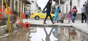 En la calle Lamar y Benigno Malo, el agua se acumul&oacute; por las fuertes lluvias de estos &uacute;ltimos d&iacute;as, la presencia de trabajadores es nula.